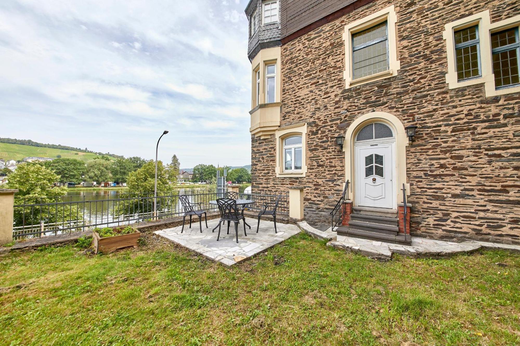 Moselblick Apartment แบร์นคาสเทล-คืสท์ ภายนอก รูปภาพ