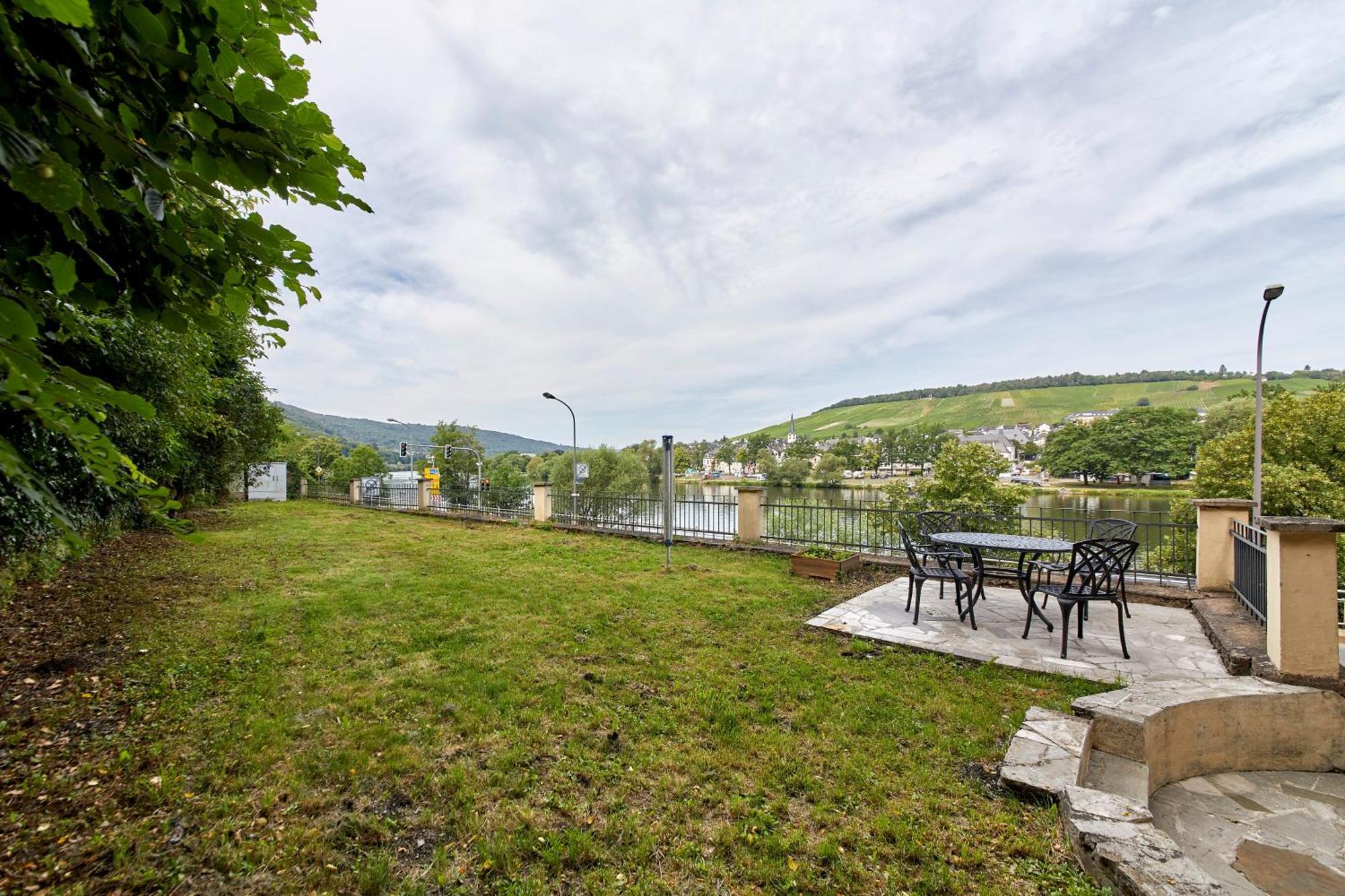 Moselblick Apartment แบร์นคาสเทล-คืสท์ ภายนอก รูปภาพ